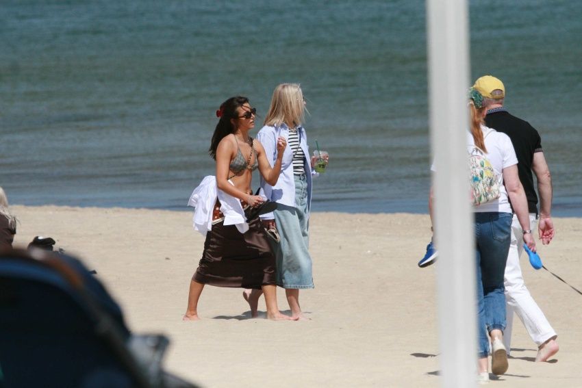 Przyłapaliśmy Julię Wieniawę w bikini za 2700 i z torebką za 23 tysiące. Robi wrażenie