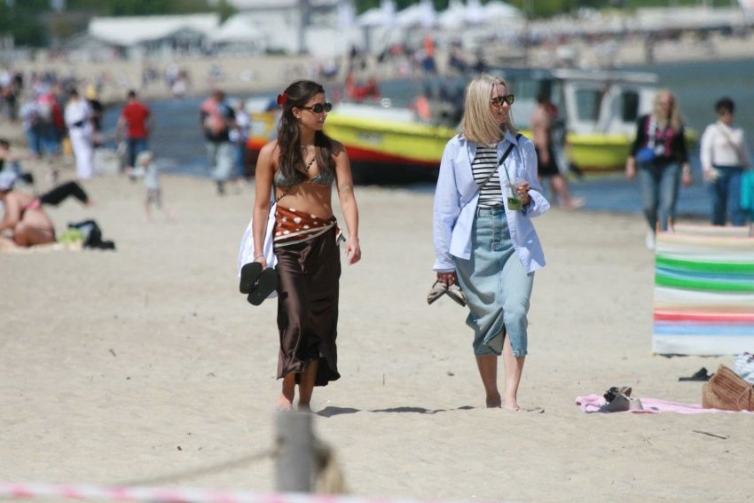 Przyłapaliśmy Julię Wieniawę w bikini za 2700 i z torebką za 23 tysiące. Robi wrażenie