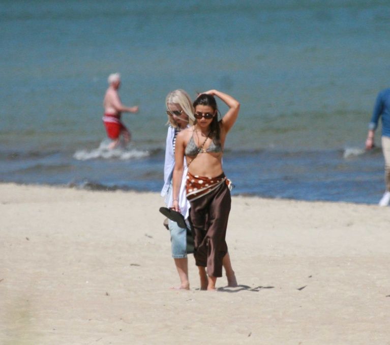 Przyłapaliśmy Julię Wieniawę w bikini za 2700 i z torebką za 23 tysiące. Robi wrażenie