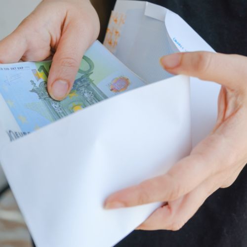 Ile powinien włożyć do koperty chrzestny na wesele? Kwota zwala z nóg