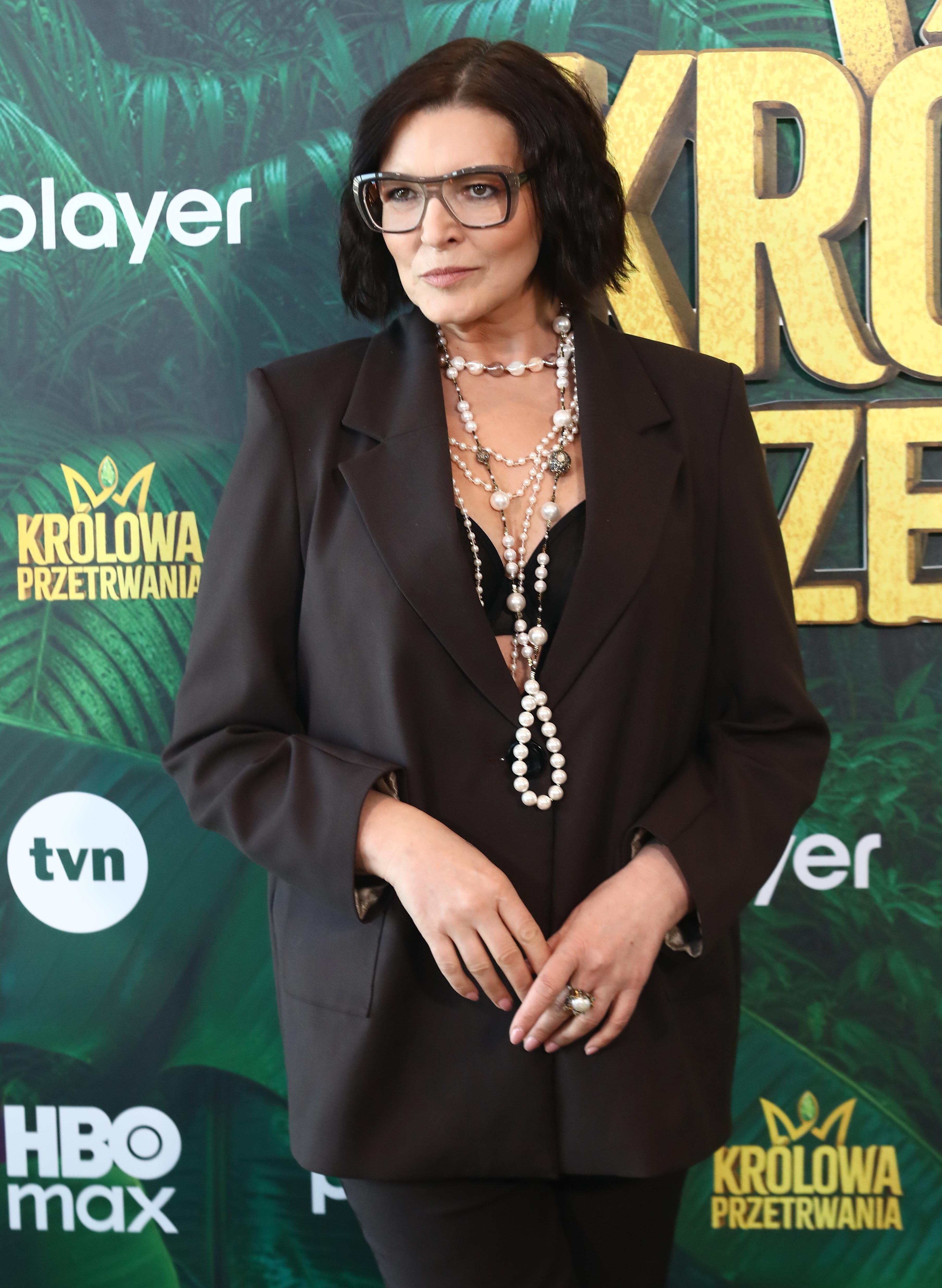 Postać cała na czarno pojawiła się na ściance "Królowych przetrwania". Zniknęła na lata