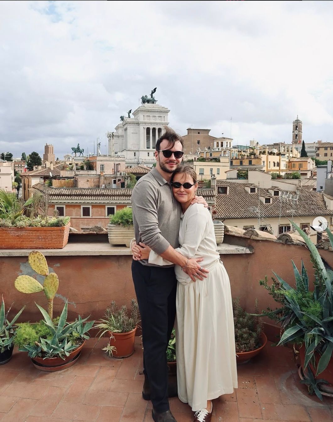 Kolejne dwie gwiazdy w ciąży! Przyszły na ściankę i obie pochwaliły się brzuszkami