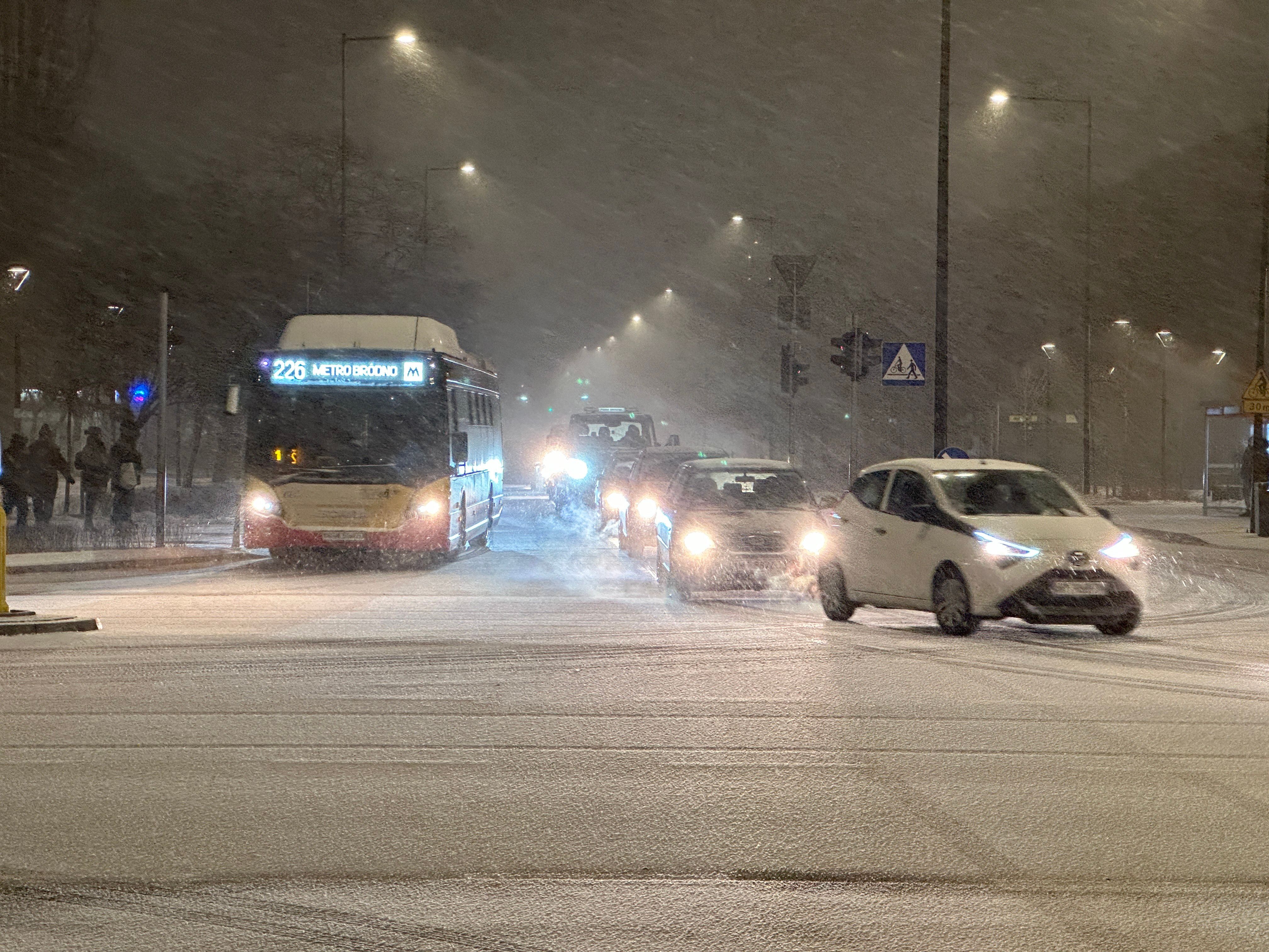 Atak zimy w Polsce. Strażacy mają pełne ręce roboty, niepokojące ustalenia