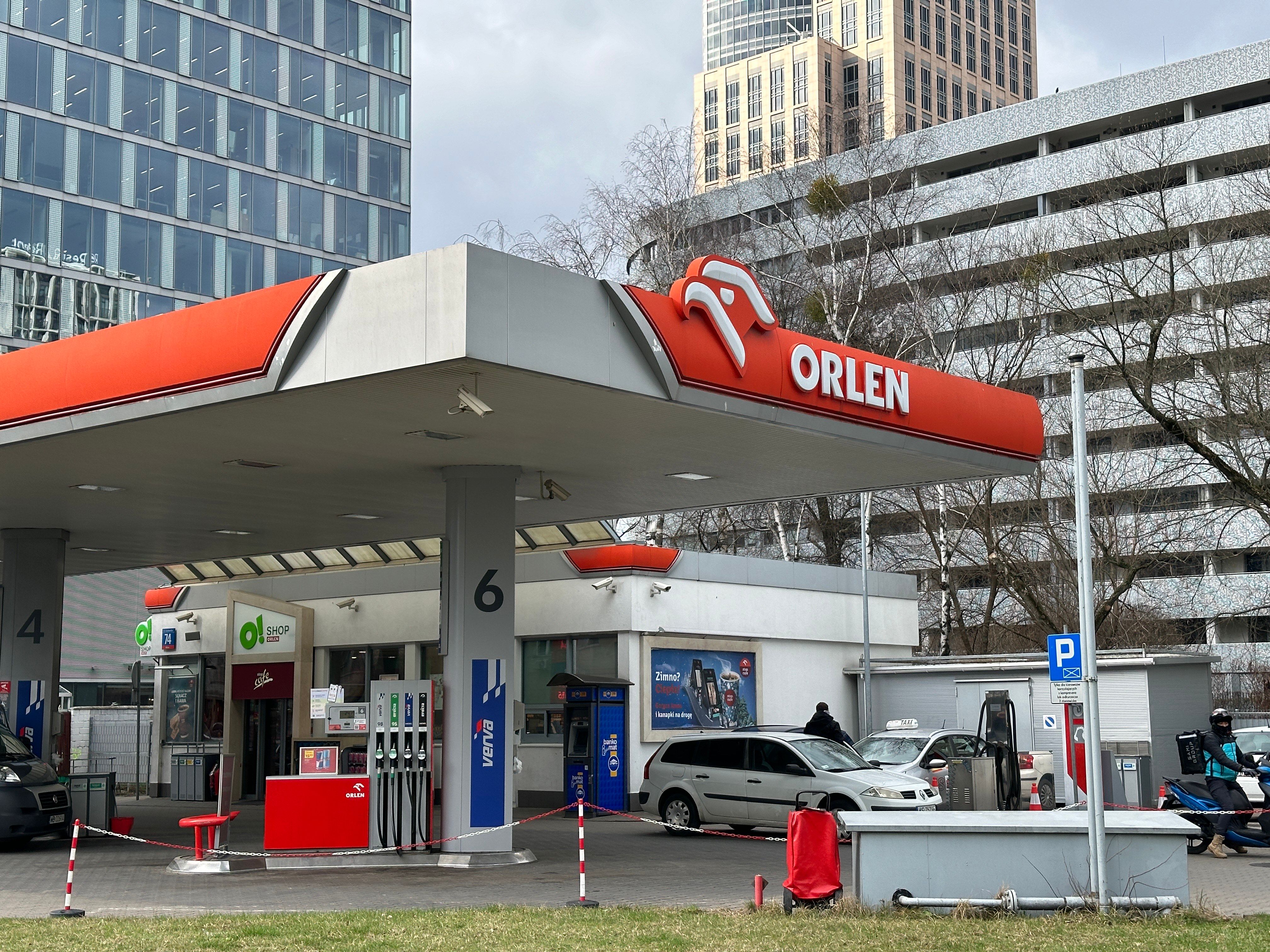 Ceny paliw w Polsce spadają? Nowe dane zaskakują kierowców