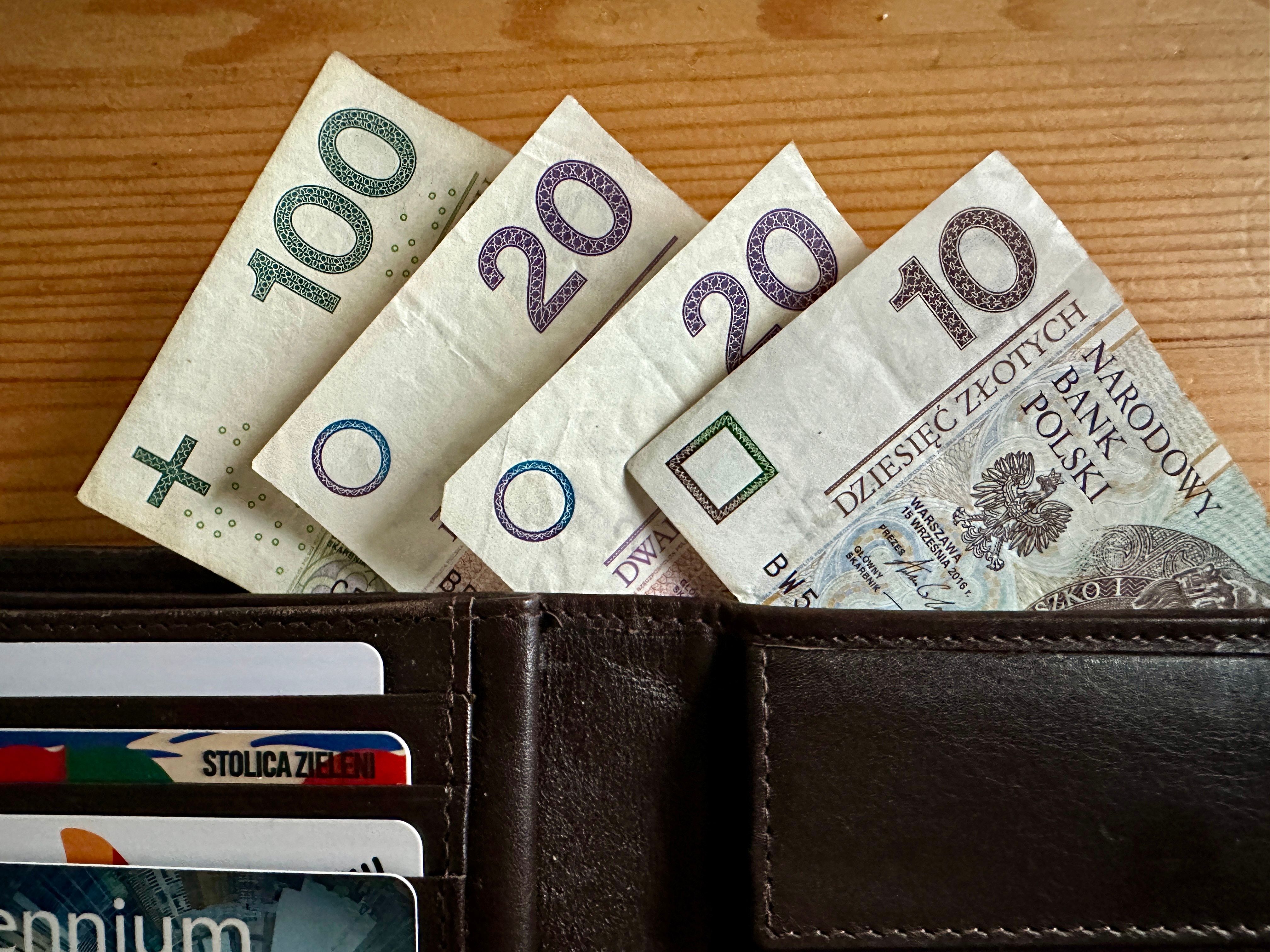 Wiadomo, ile gotówki trzeba mieć przy sobie na wypadek wojny. Padła konkretna kwota