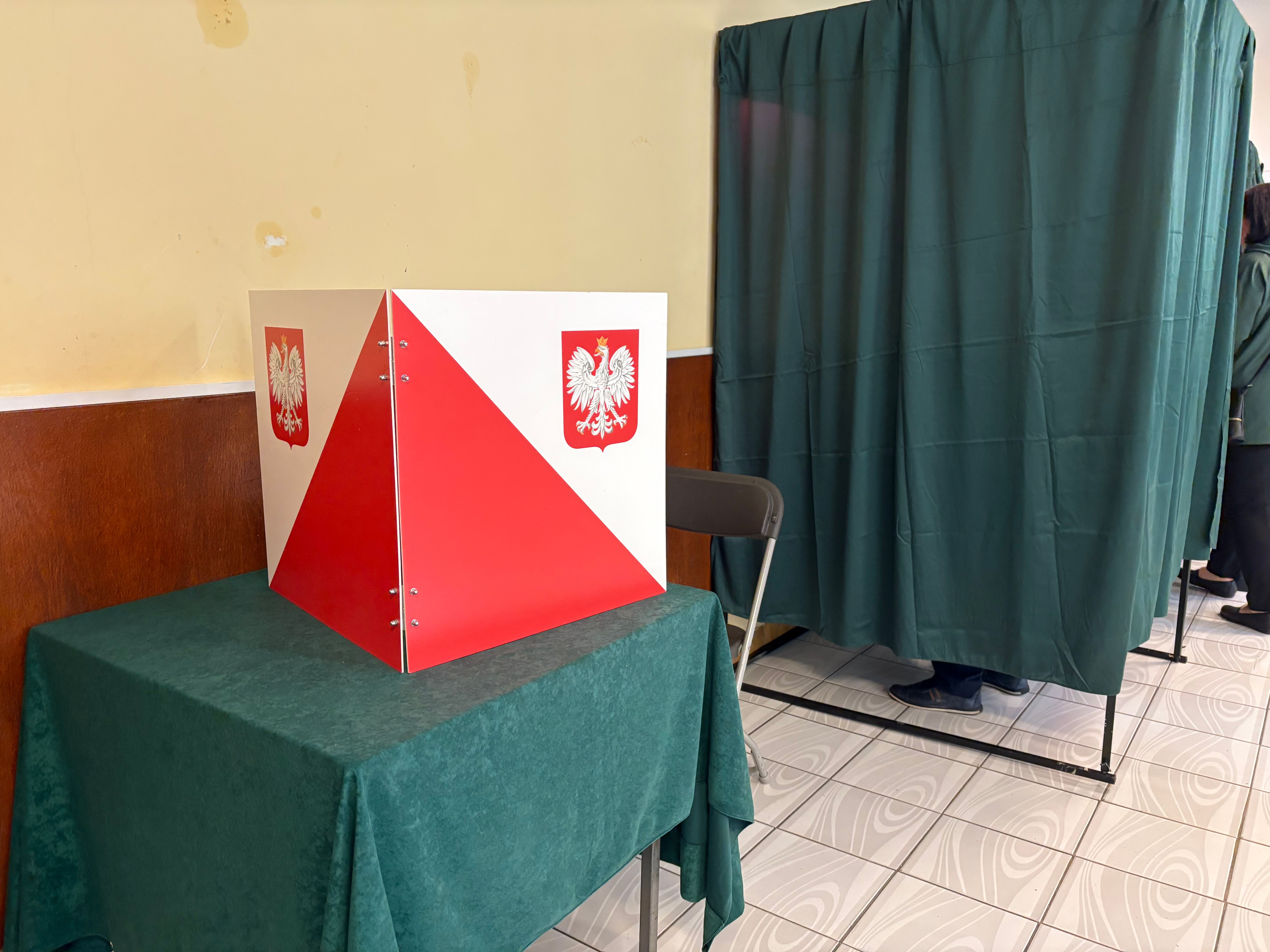 Polacy oddali pierwsze głosy w II turze wyborów. Ruszyli do urn w egzotycznych lokalizacjach