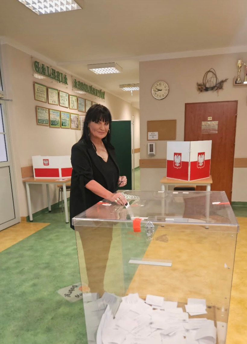 Gwiazdy głosują w drugiej turze. Zdjęcia z lokali wyborczych w sieci