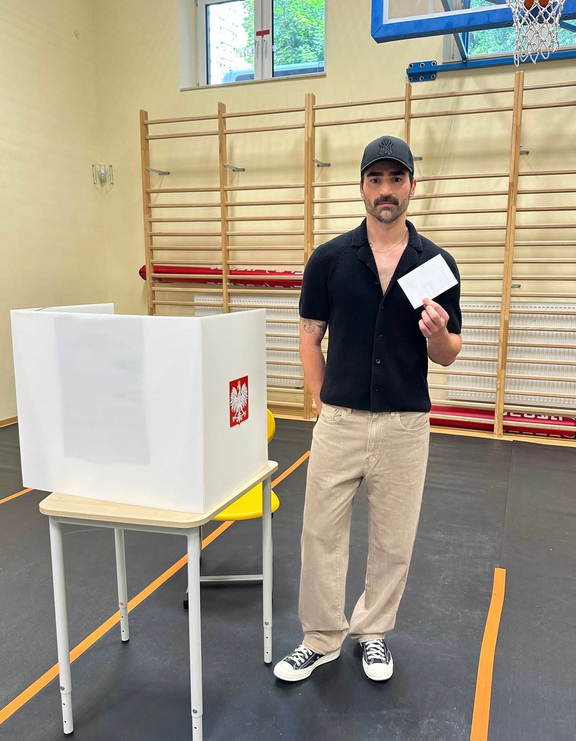 Gwiazdy głosują w drugiej turze. Zdjęcia z lokali wyborczych w sieci