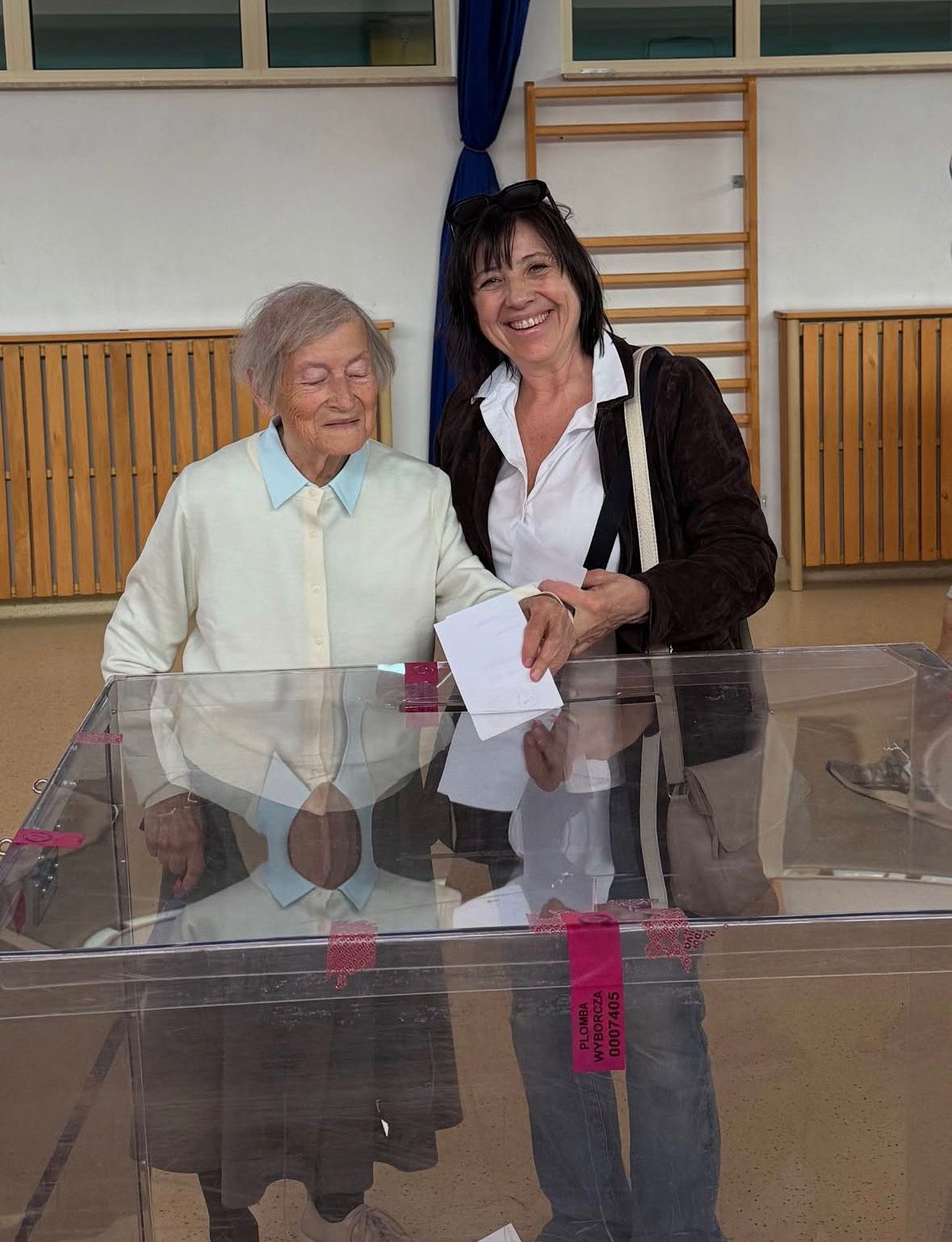 Gwiazdy głosują w drugiej turze. Zdjęcia z lokali wyborczych w sieci