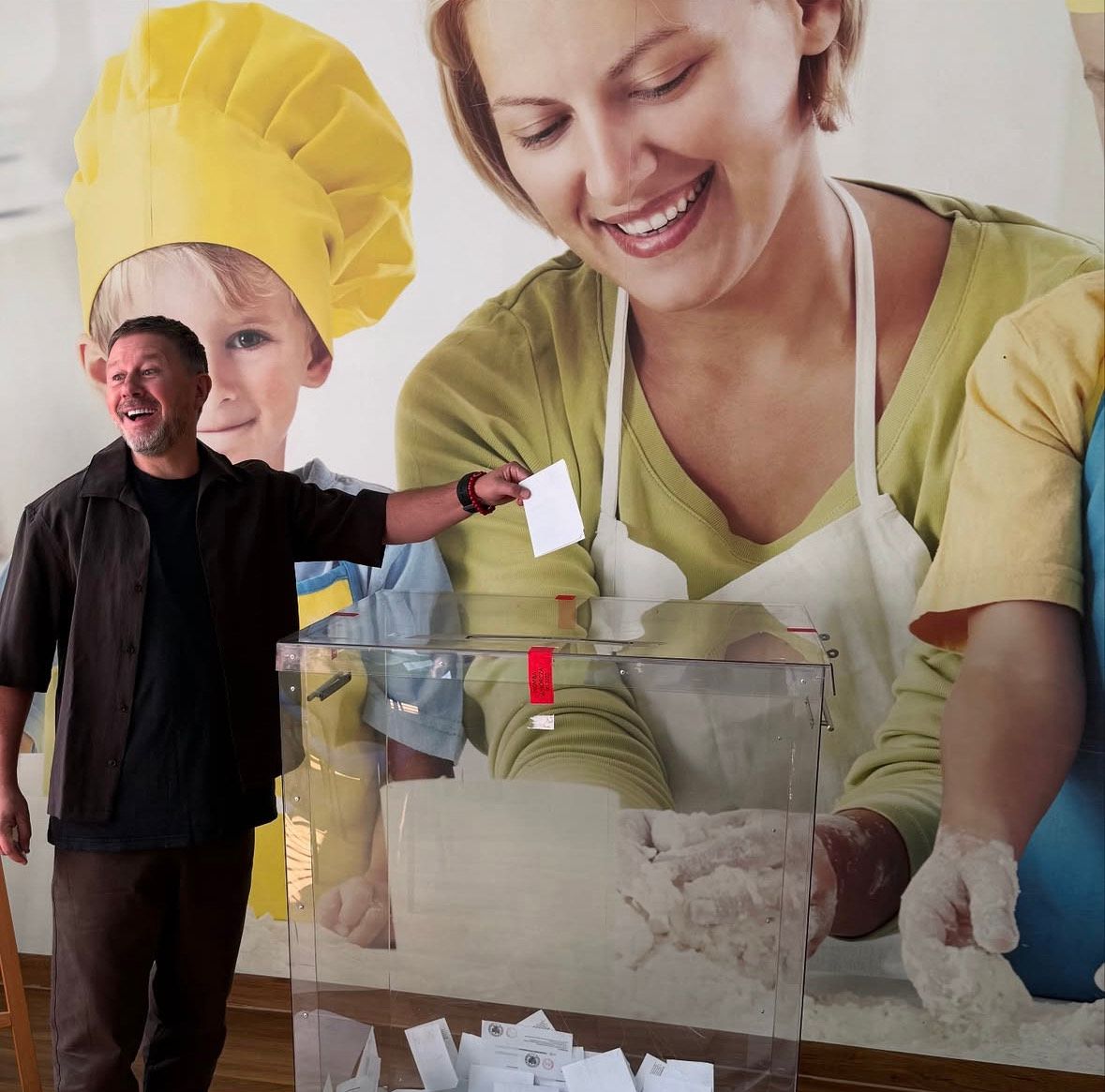 Gwiazdy głosują w drugiej turze. Zdjęcia z lokali wyborczych w sieci