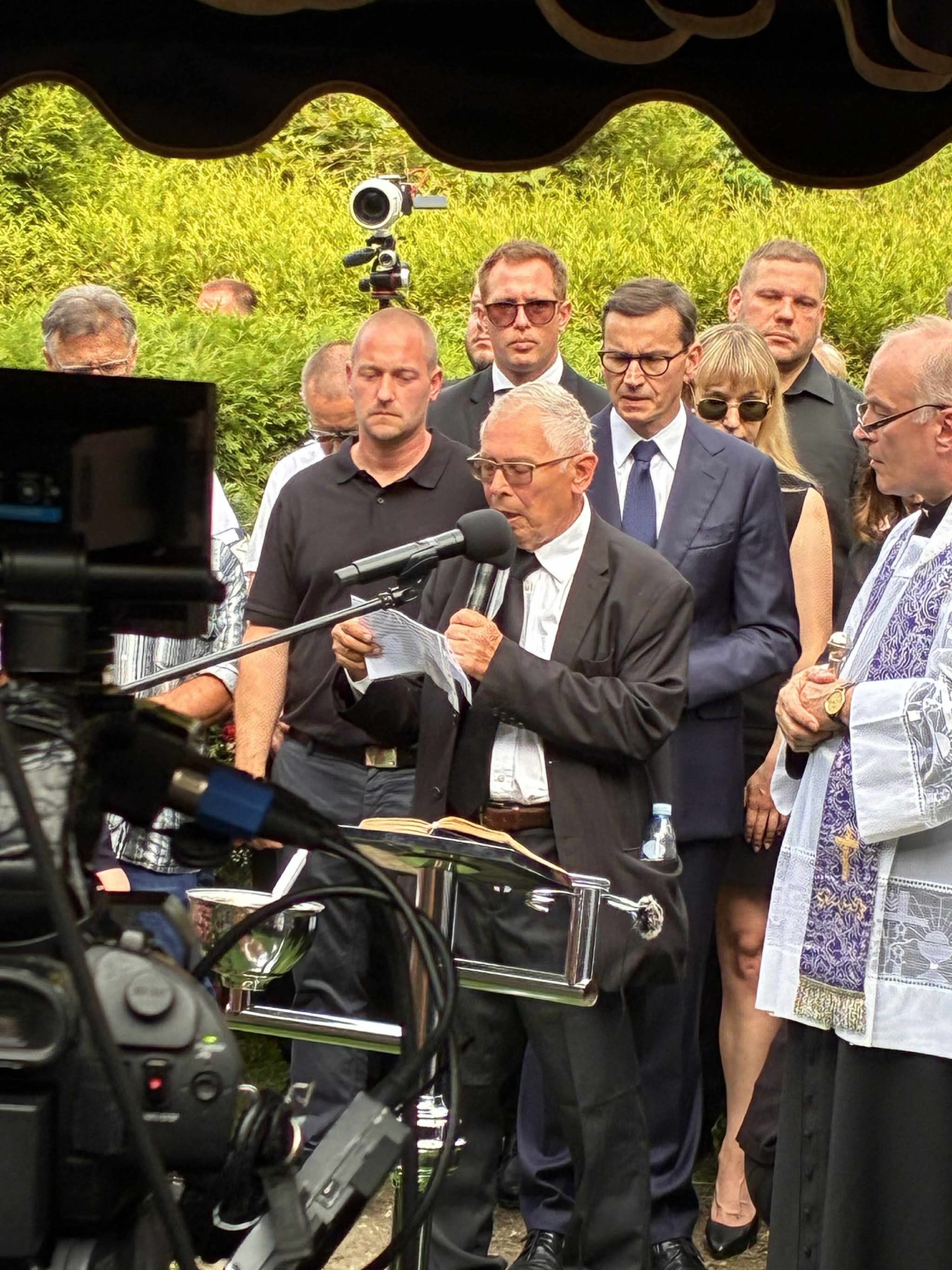 Mateusz Morawiecki nad grobem matki