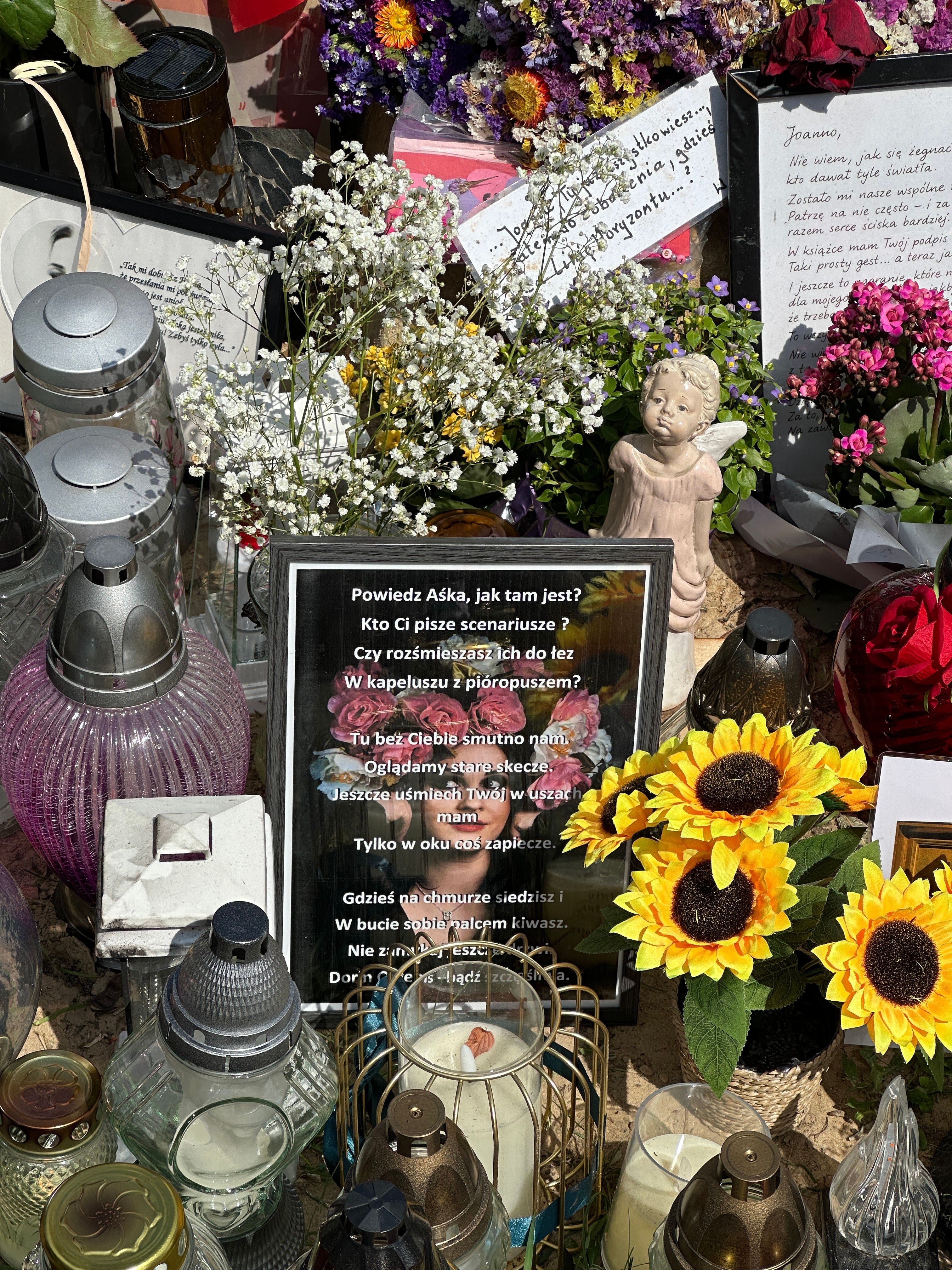 Dariusz Kamys z kabaretu Hrabi apeluje ws. grobu Kołaczkowskiej. Widok porusza do łez