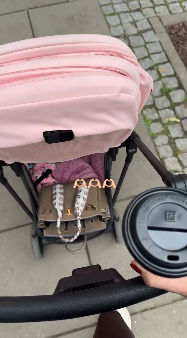 Magda Stępień pokazała się z wózkiem! W środku kilkuletnia dziewczynka