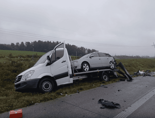 Była 6:40. Nie żyje jedna osoba, trzy są ranne. Aż 8 zastępów strażaków w akcji