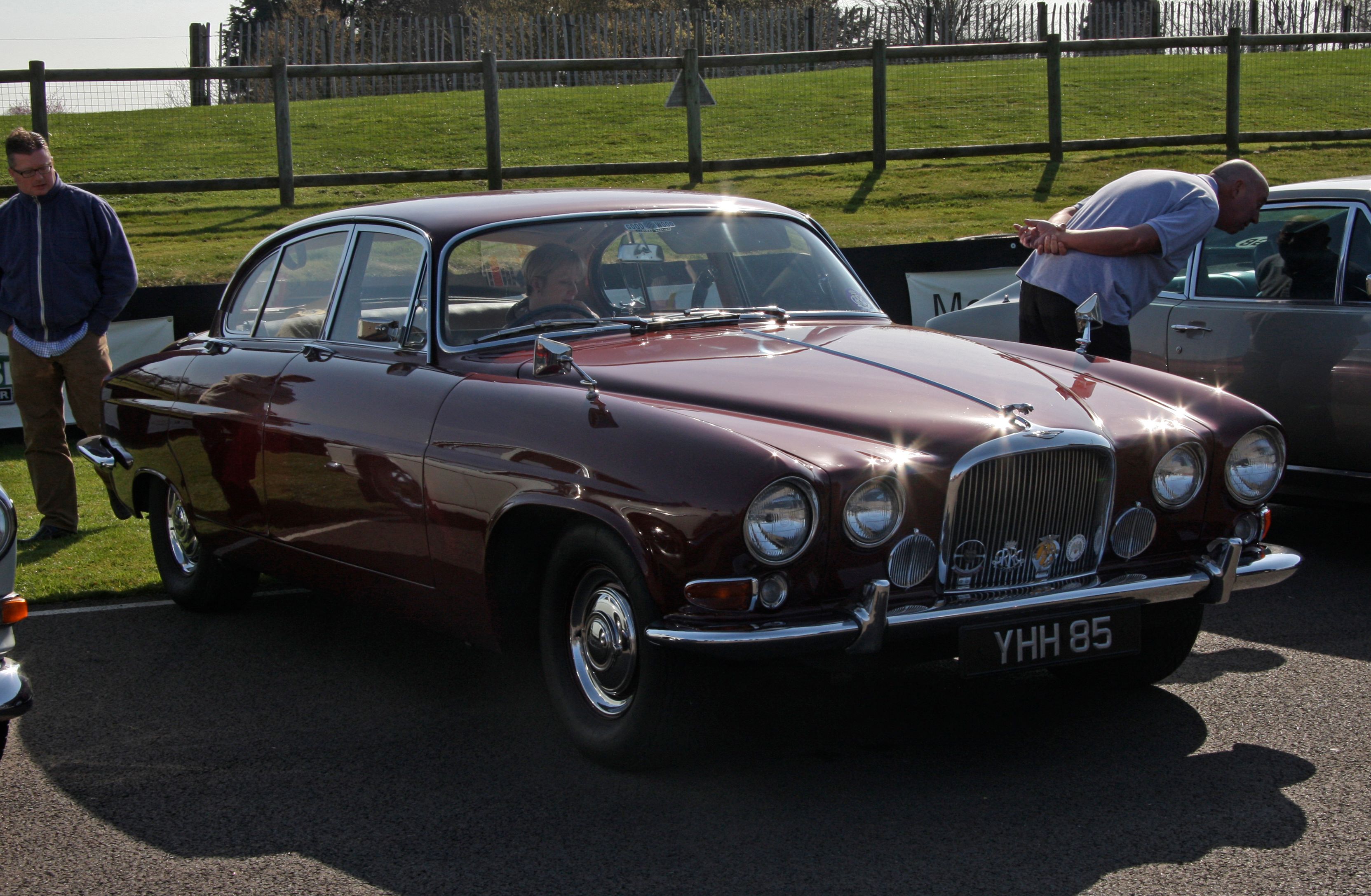 Jaguar mark 10 fot Brian Snelson Wikimedia Commons.jpg