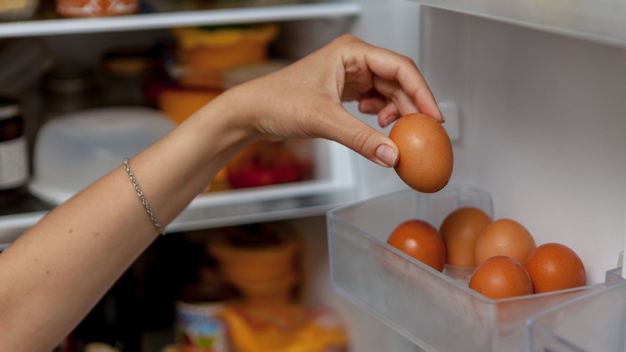 Jak prawidłowo przechowywać jajka? Ekspertka zwraca uwagę na jeden błąd
