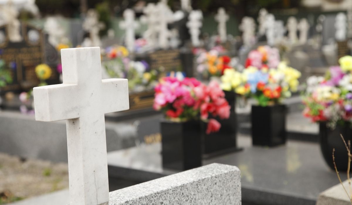 Jakie zmiany czekają cmentarze i branża pogrzebowa?, fot. Canva/CraigRJD, Getty Images Signature