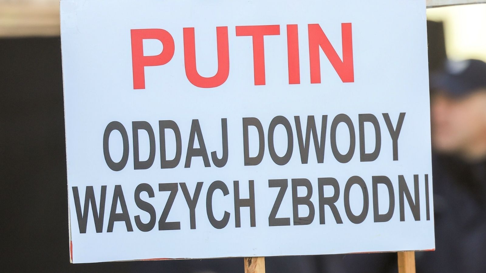 Trwają obchody 16. rocznicy katastrofy smoleńskiej. Nagle nieoczekiwane transparenty i napisy