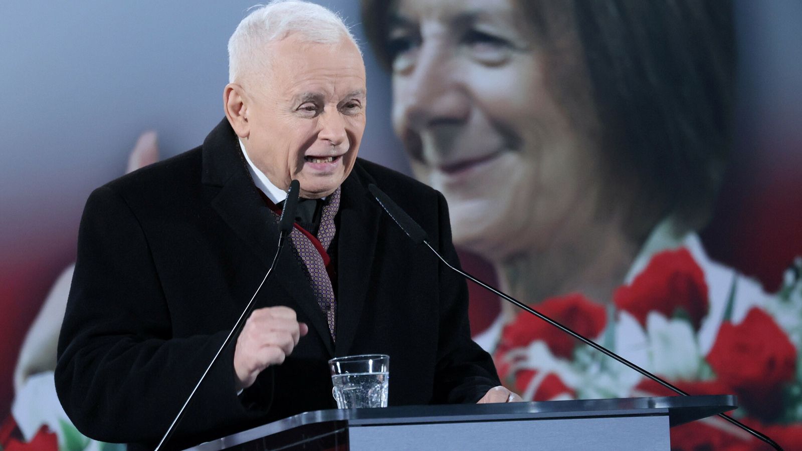 Obchody 16. rocznicy katastrofy pod Smolenskiem. Wieczorna msza swieta w Bazylice Archikatedralnej sw. Jana Chrzciciela, Marsz Pamieci oraz wystapienie prezesa PiS Jaroslawa Kaczynskiego przed Palacem Prezydenckim.