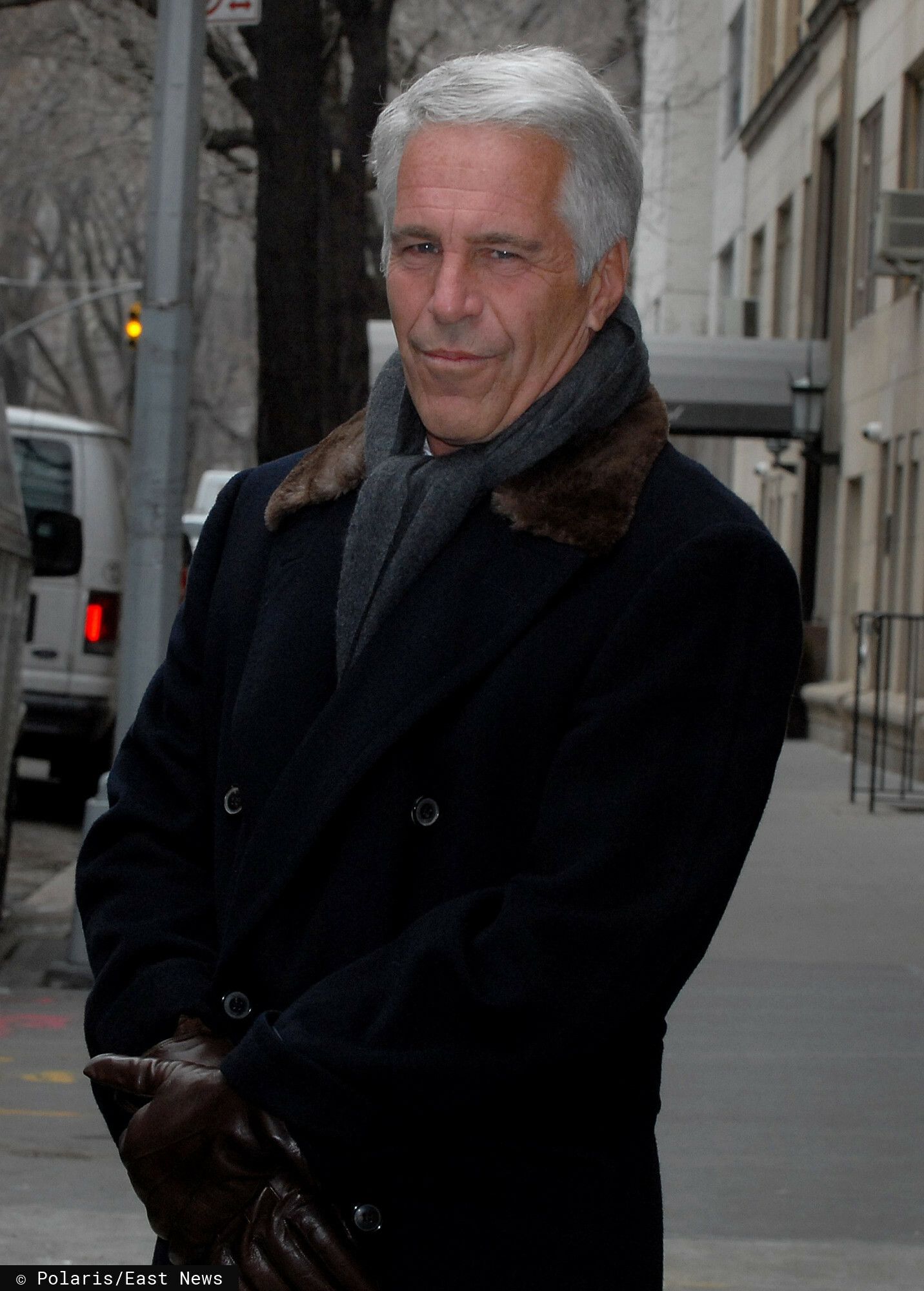 Książę klęczy nad kobietą. Wyciekł z akt Epsteina