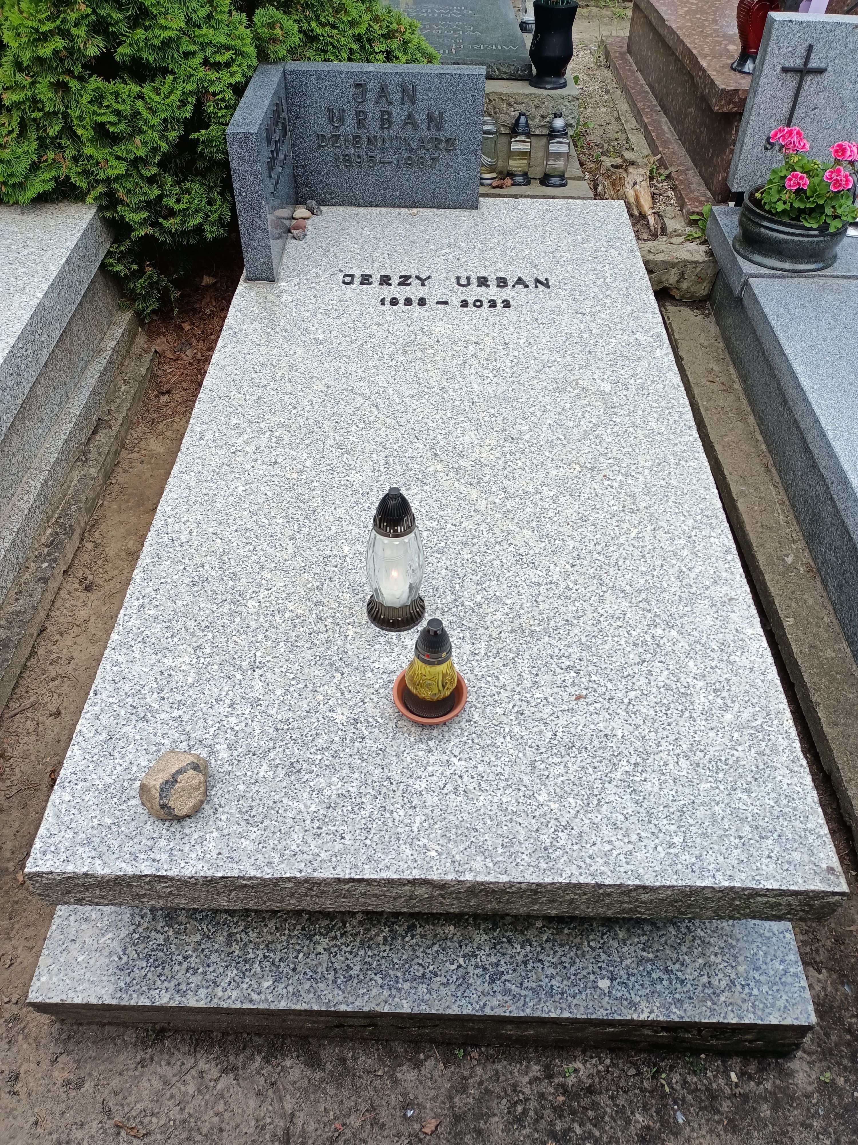 Jerzy Urban grób.jpg