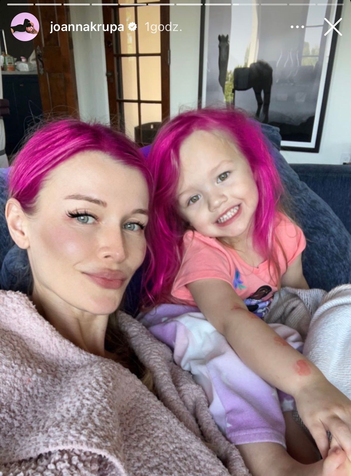 Joanna Krupa z córką w różowych włosach, fot. Instagram