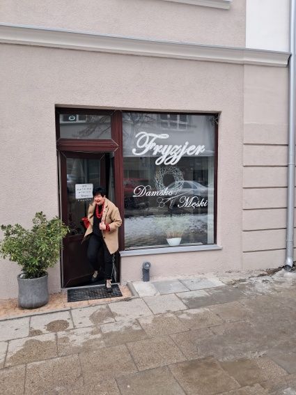 Tak powstaje kultowa fryzura Joanny Senyszyn. Mamy zdjęcia prosto od fryzjera