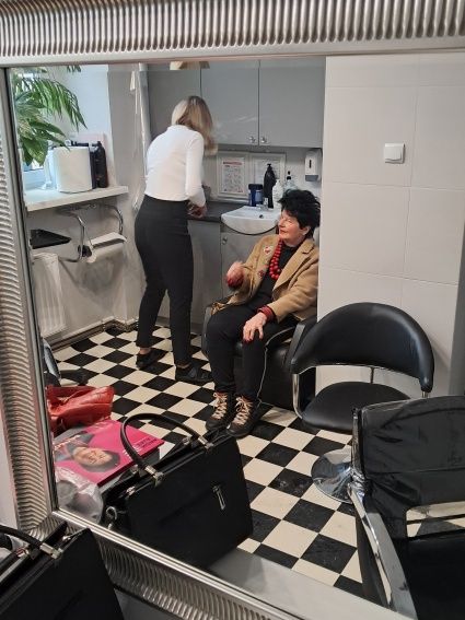 Tak powstaje kultowa fryzura Joanny Senyszyn. Mamy zdjęcia prosto od fryzjera