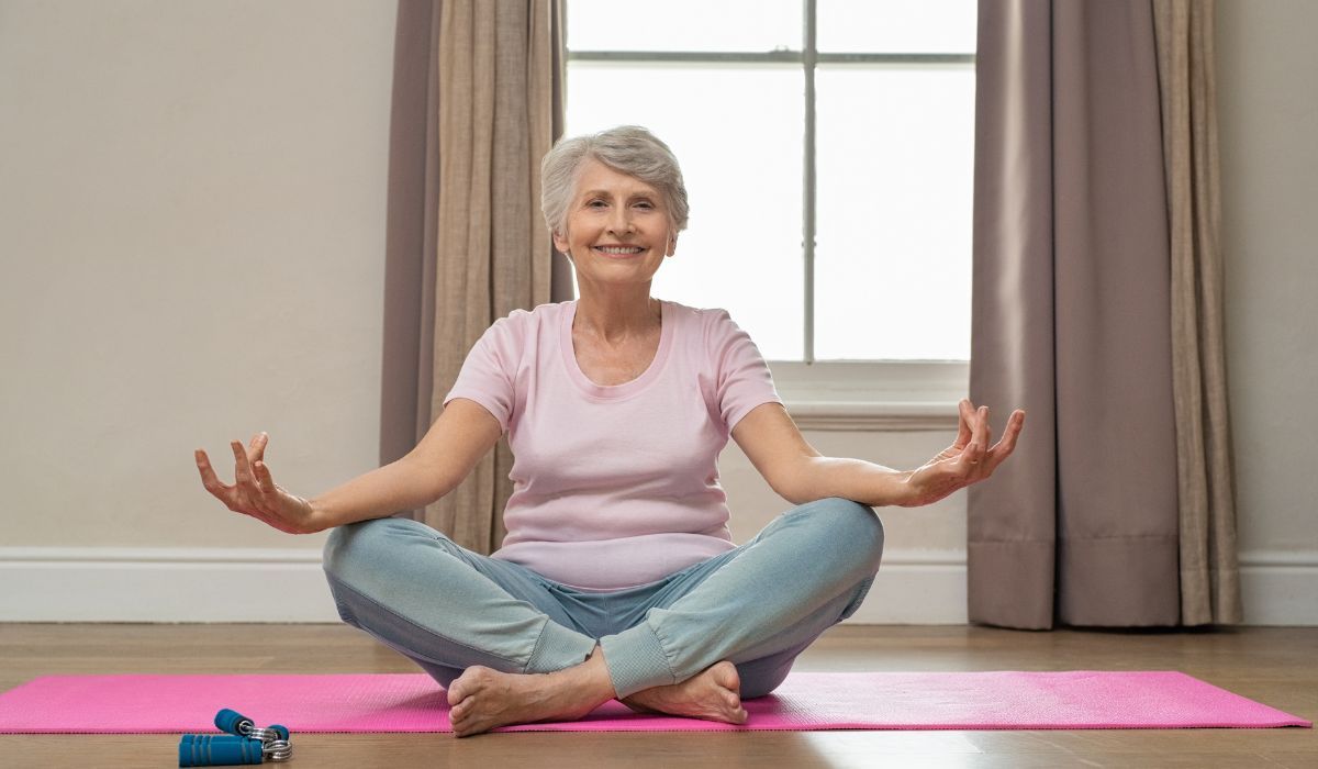 Trenuj jogę i zmniejsz uciążliwe objawy menopauzy. Ćwiczenia dla każdej kobiety