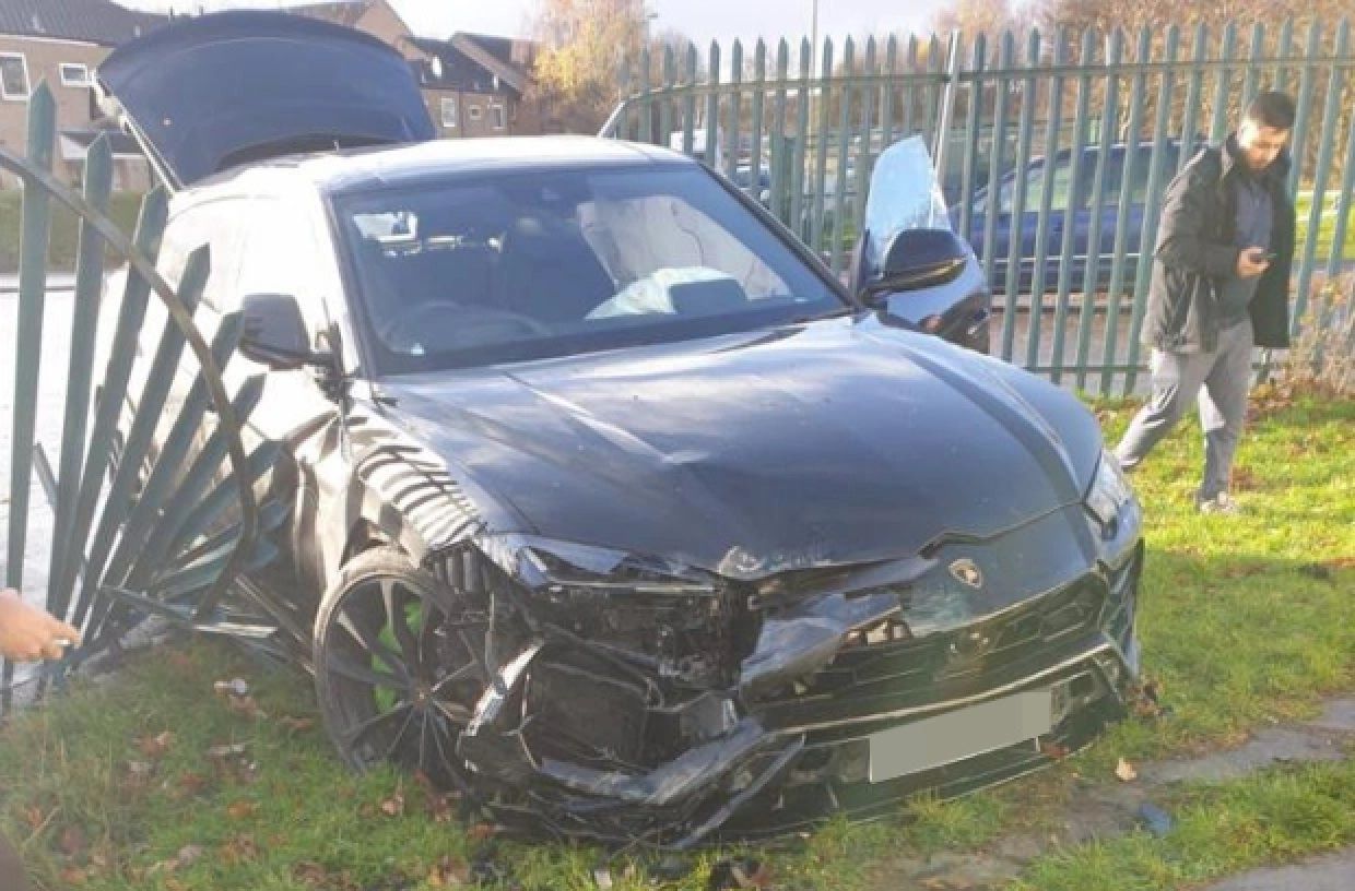 Piłkarz Aston Villi rozbił Lamborghini na szkolnym płocie