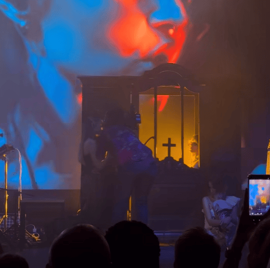 Ludzi zamurowało po występie gwiazdy TVN. Konfesjonał na scenie to tylko początek