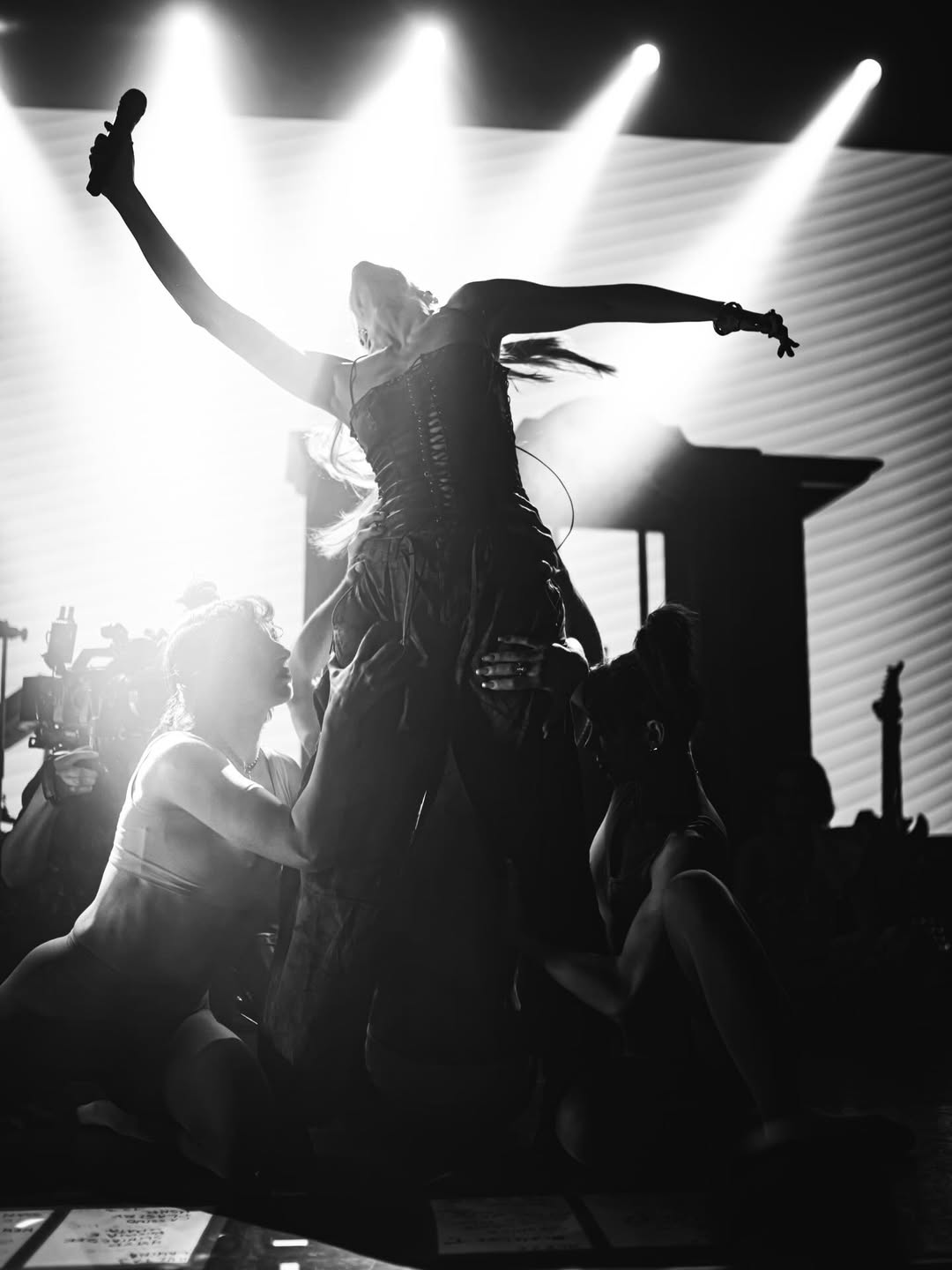 Ludzi zamurowało po występie gwiazdy TVN. Konfesjonał na scenie to tylko początek