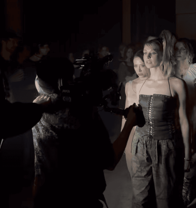 Ludzi zamurowało po występie gwiazdy TVN. Konfesjonał na scenie to tylko początek