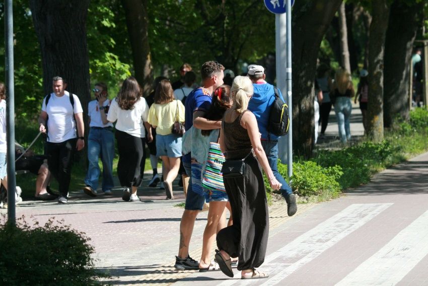 Julia Wieniawa w czułych objęciach z polskim aktorem. Doskonale go znacie. Mamy zdjęcia
