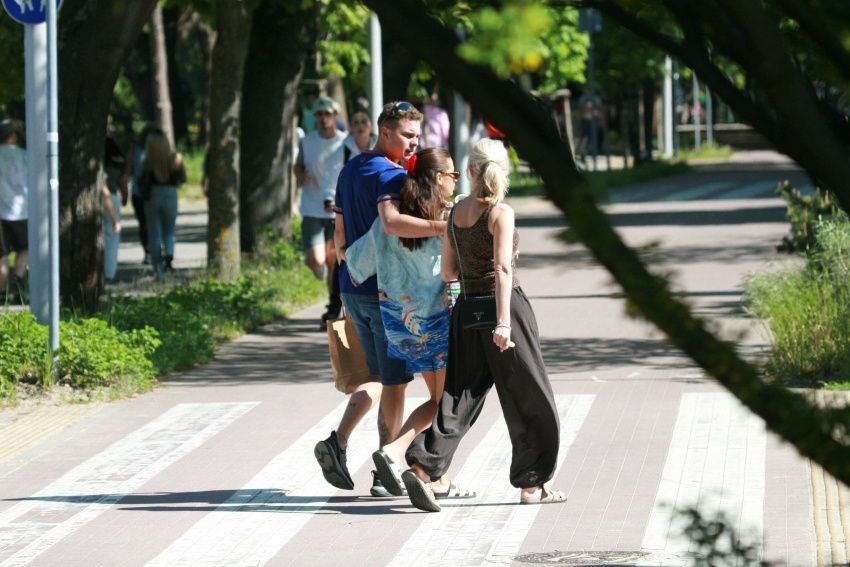 Julia Wieniawa w czułych objęciach z polskim aktorem. Doskonale go znacie. Mamy zdjęcia