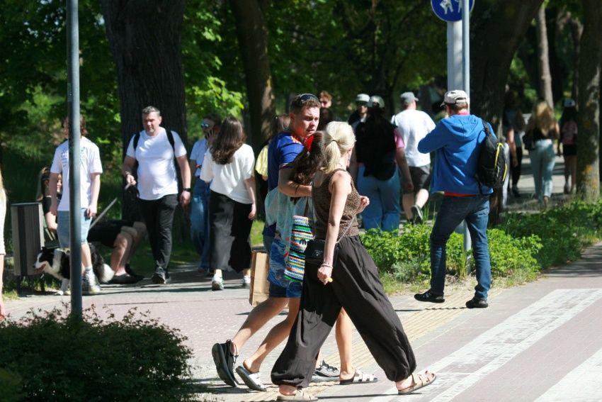 Julia Wieniawa w czułych objęciach z polskim aktorem. Doskonale go znacie. Mamy zdjęcia