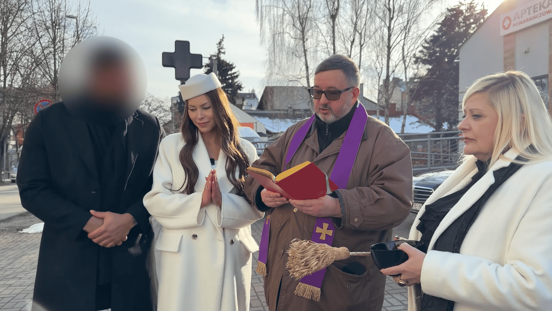 Julia Von Stein w białej stylizacji, obok narzeczony i ksiądz. Sieć zapłonęła