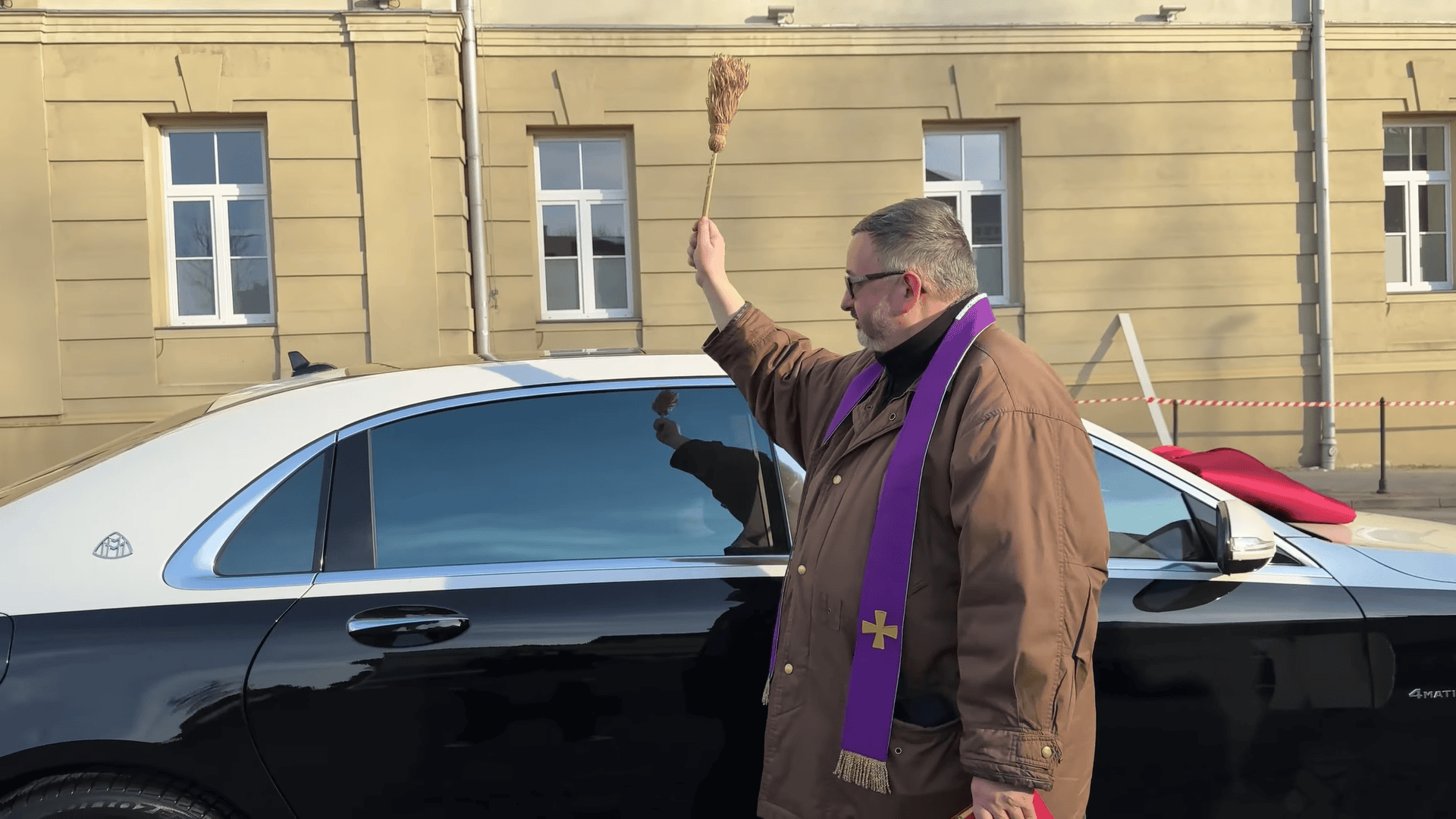 Julia Von Stein w białej stylizacji, obok narzeczony i ksiądz. Sieć zapłonęła