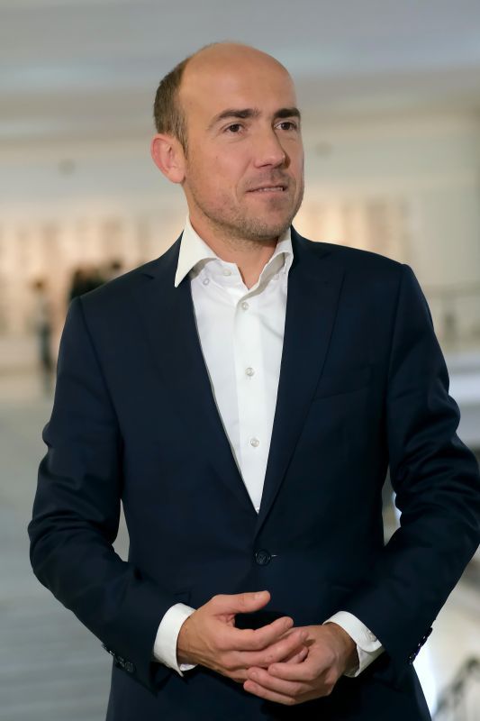 Wielu Polaków go nie poznaje, a to czołowa postać w naszym kraju. Wszyscy go znają