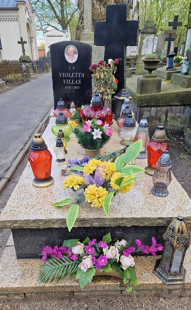 Niepojęte, co postawiono na grobie Violetty Villas. Poruszenie wśród fanów. "Jak na Halloween"