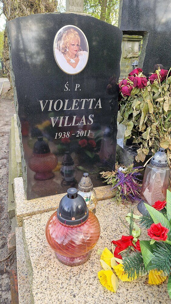 Niepojęte, co postawiono na grobie Violetty Villas. Poruszenie wśród fanów. "Jak na Halloween"