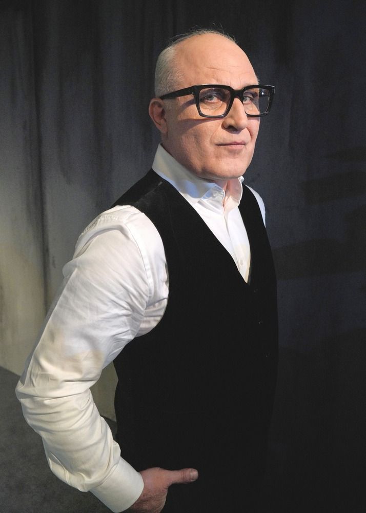 Jego małżeństwo zakończyło się po prawie dwóch dekadach. Teraz zapozował z młodszą ukochaną