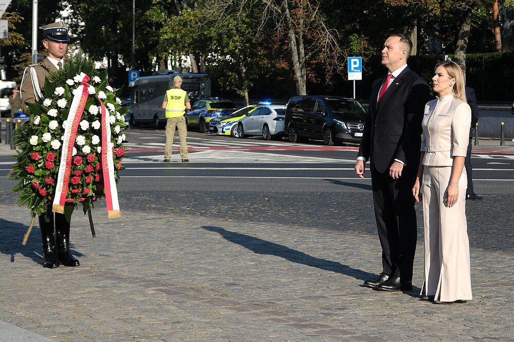  Tak ewoluował styl pierwszej damy. Nawrocka przeszła niebywałą przemianę 