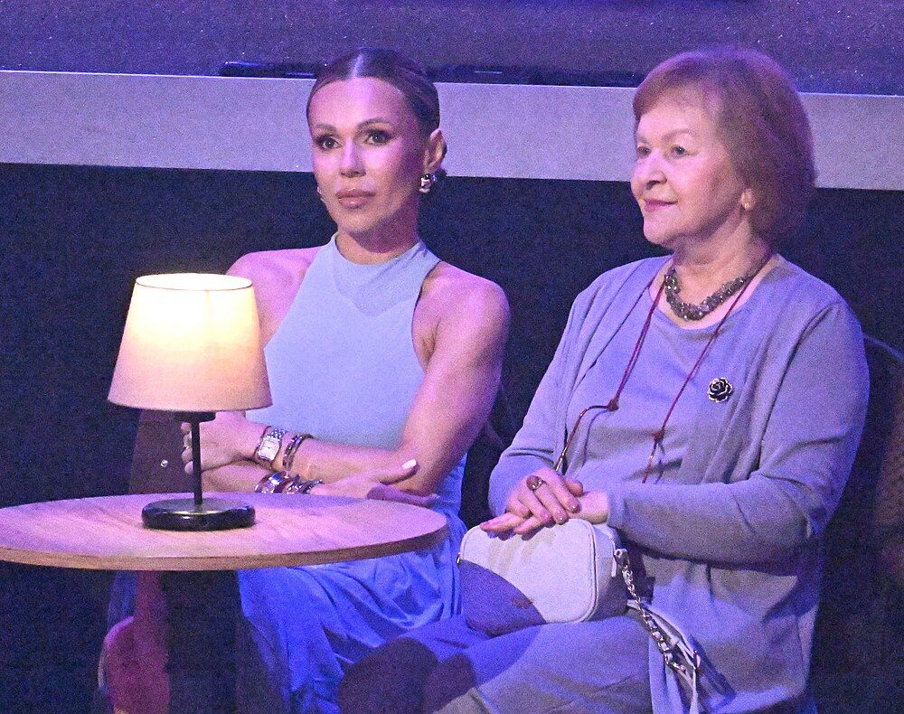 Doda z matką weszły do szpitala w czarnych płaszczach i narobiły wstydu. Nie tak to miało wyglądać