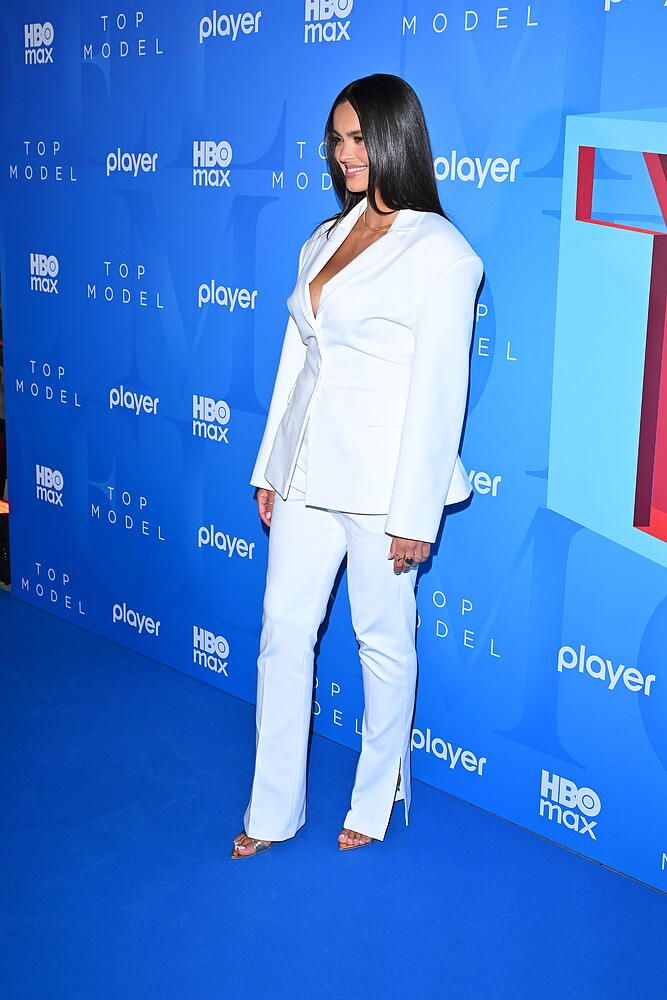 El Dursi ledwie urodziła, a już bryluje na imprezie. W białym garniturze z odważnym dekoltem zrobiła furorę