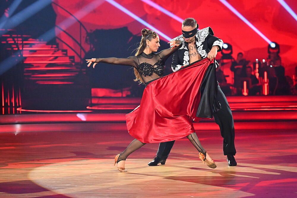 To Karolak wyprawiał gdy myślał, że zgasły kamery. Takich scen w "TzG" dawno nie było