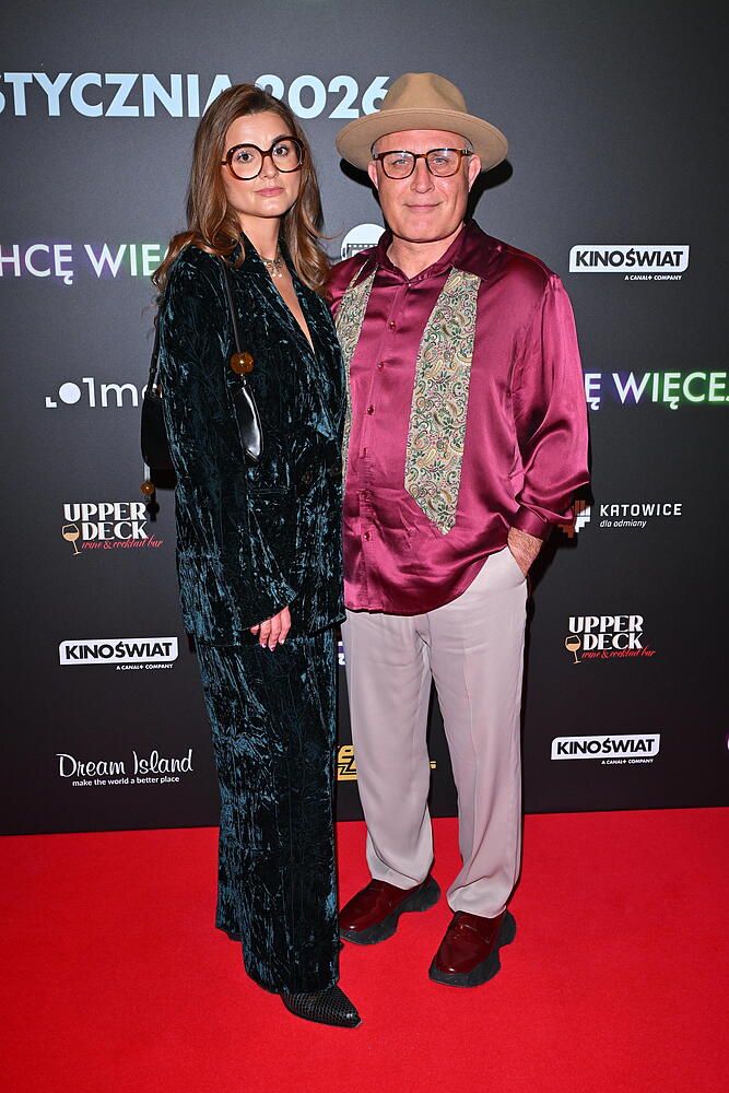 Jego małżeństwo zakończyło się po prawie dwóch dekadach. Teraz zapozował z młodszą ukochaną