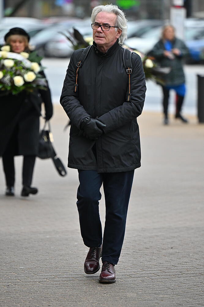 Tłum gwiazd na pogrzebie Edwarda Linde-Lubaszenki. Tak pożegnali ikonę