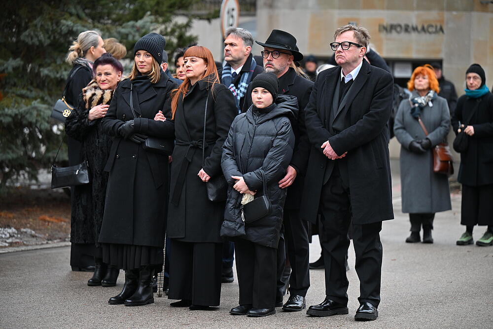 Przejmujące sceny na cmentarzu. Syn Edwarda Linde-Lubaszenki w głębokiej żałobie