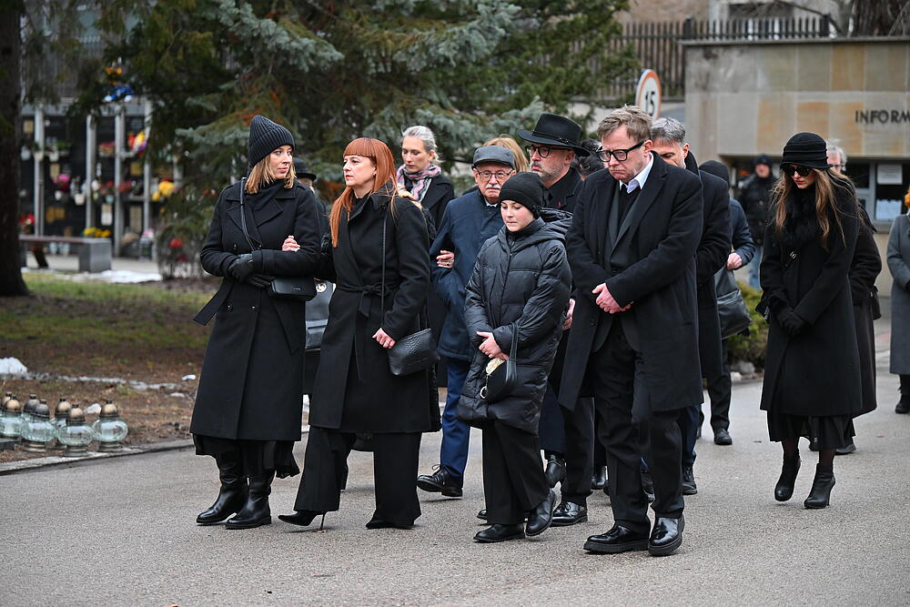 Przejmujące sceny na cmentarzu. Syn Edwarda Linde-Lubaszenki w głębokiej żałobie